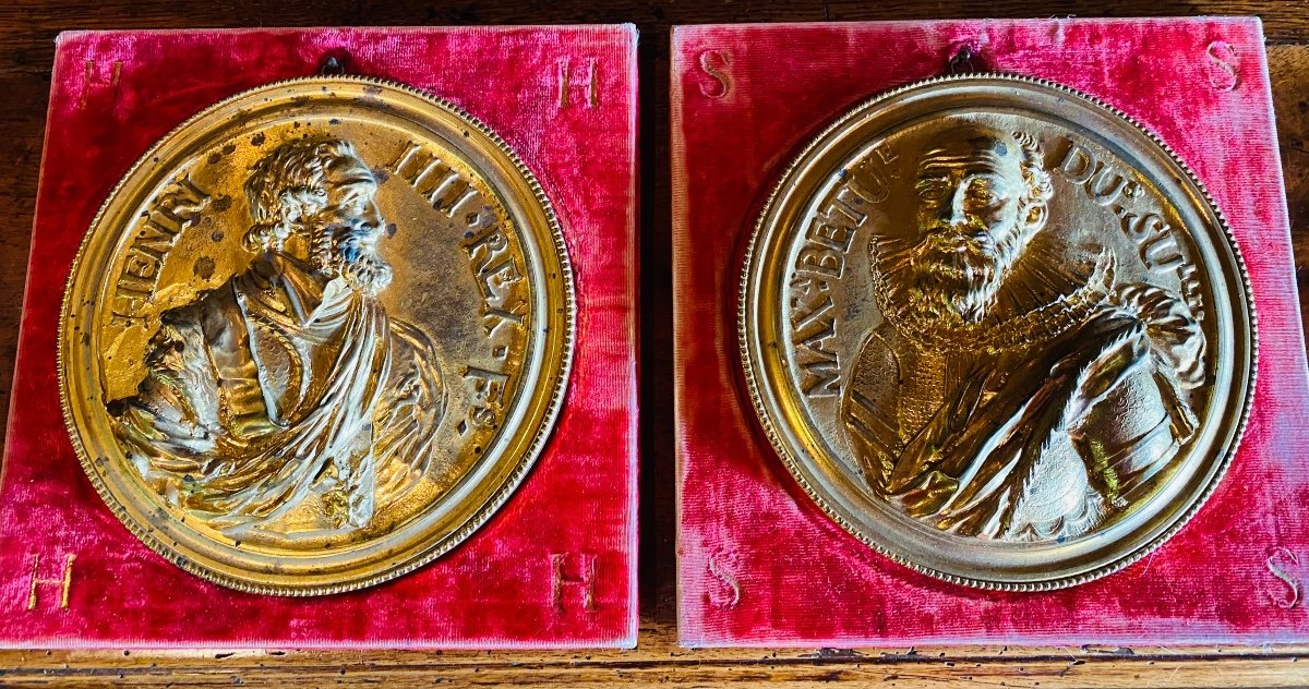 Paire De Grandes Médailles En Bronze Doré, Henri IV Et Sully