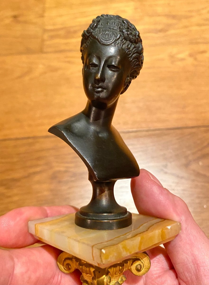 Small Bronze Of Diane De Poitiers In Bronze On An Onyx Column-photo-2