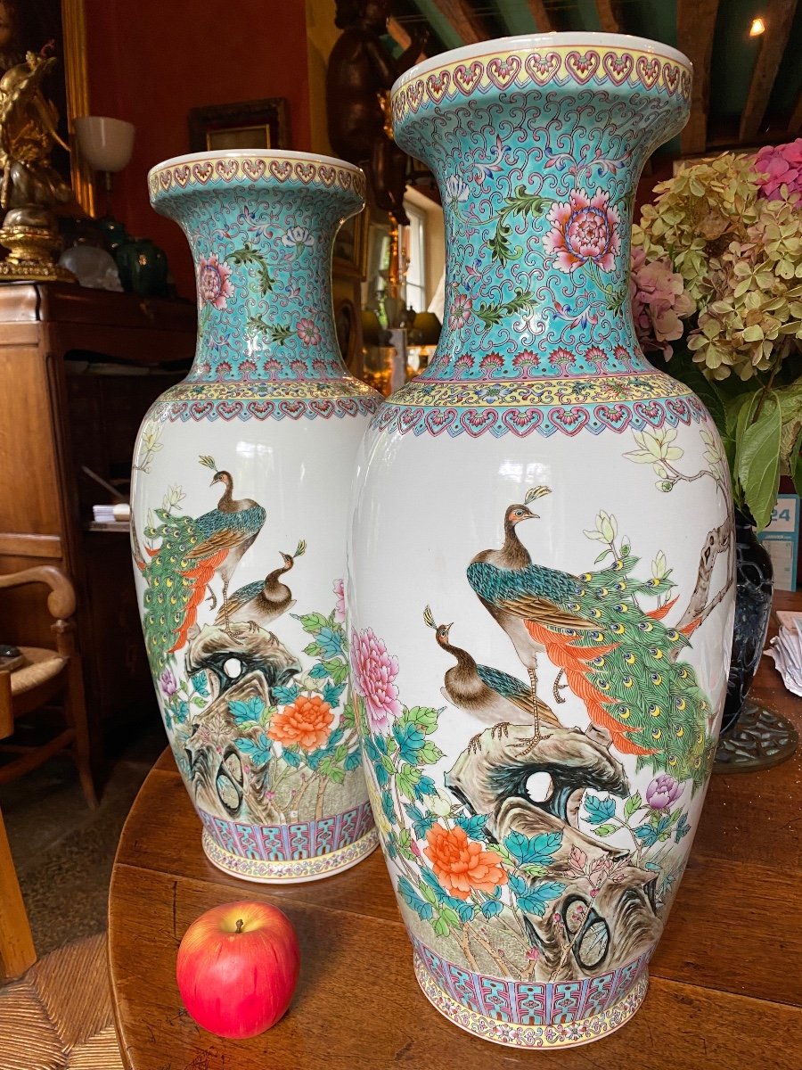 Grande Paire De Vases En Porcelaine De Chine, Famille Rose, XX Eme Siècle 