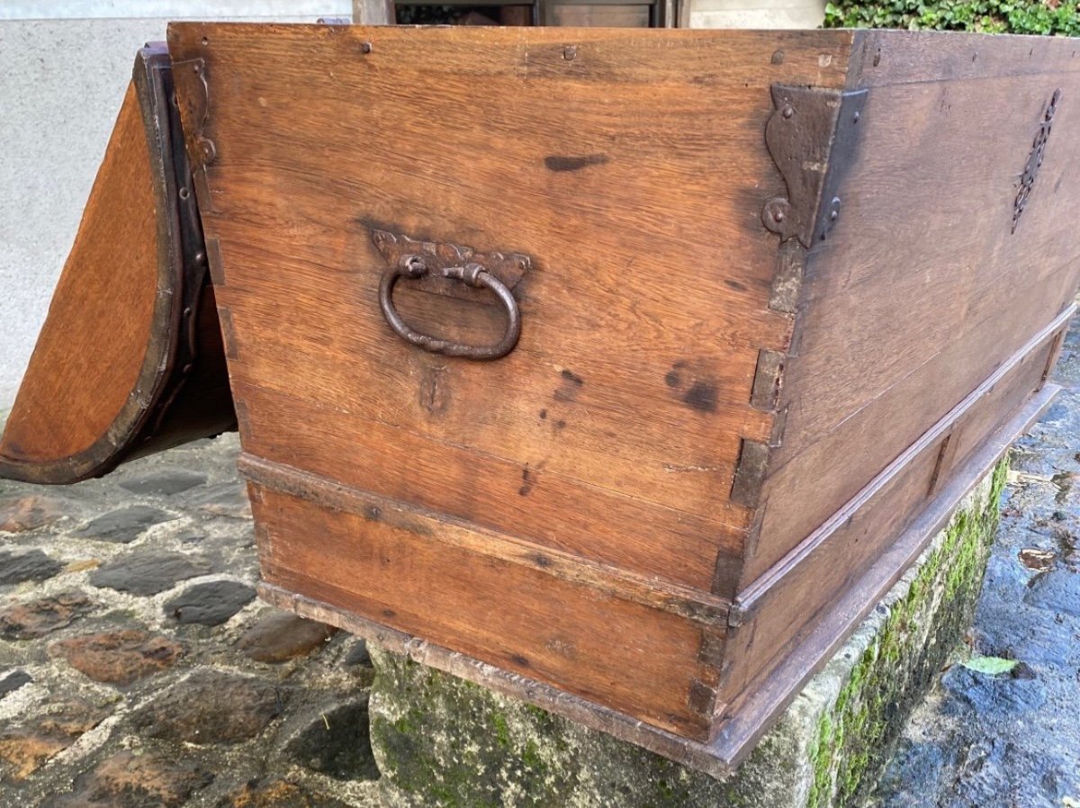 Important Domed Mail Trunk From The 18th Century-photo-1