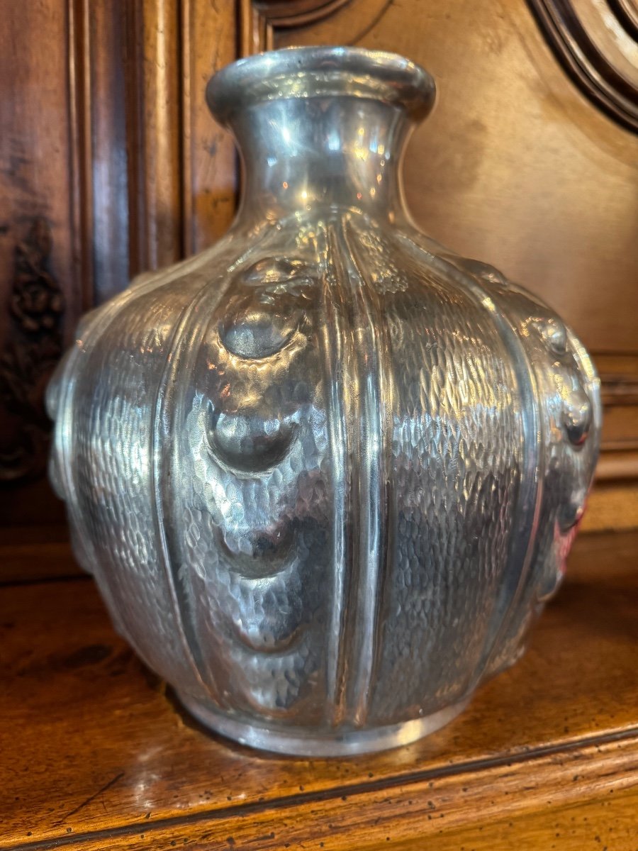 Grand Vase Pansu Art Nouveau En étain Repoussé Signé Alice Et Eugène Chanal -photo-1