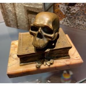 Charmante Vanité : Crâne En Bronze Sur Un Livre Début Du XX Eme Siècle 