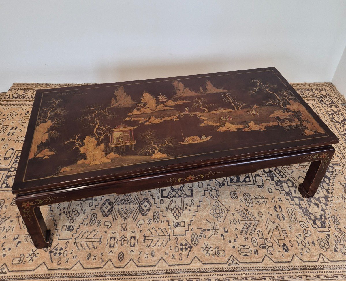 Magnifique Table Basse Chinoise Laquée Et Peinte,  Représentant Plusieurs Scènes. 