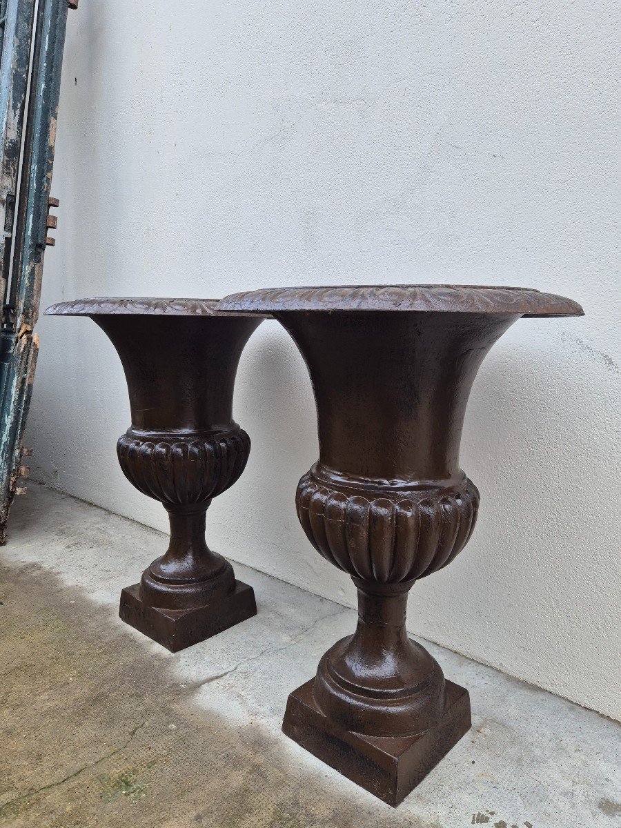 Magnificent Pair Of Medici Cast Iron Vases From A Bourgeois House Large Model Height 73cm -photo-1