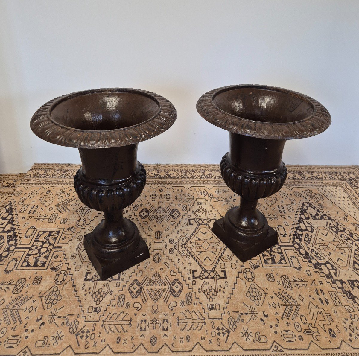 Magnificent Pair Of Medici Cast Iron Vases From A Bourgeois House Large Model Height 73cm 