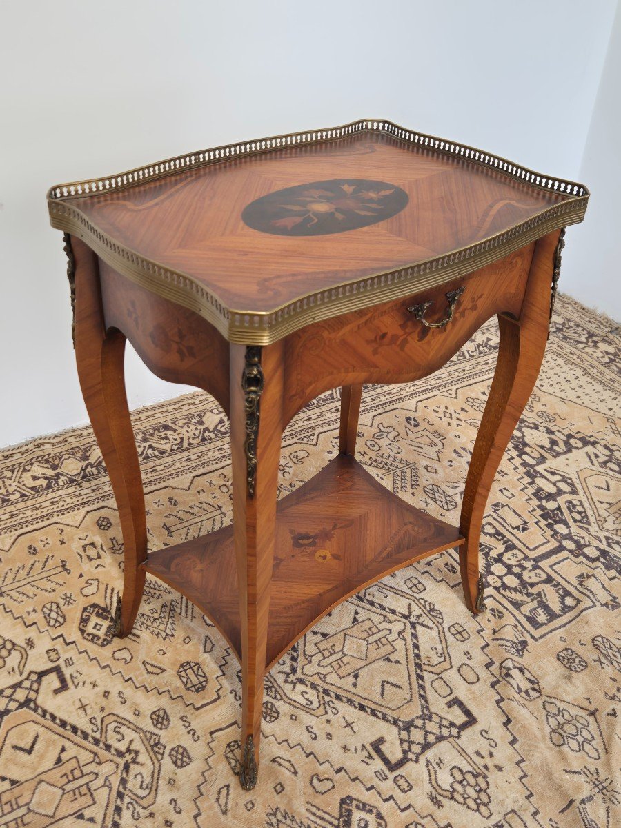 Magnifique Guéridon Ou Table d'Appoint De Style Louis XV En Marqueterie Et Bois De Rose.