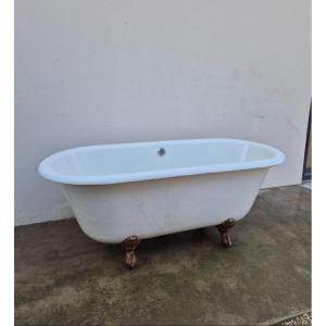 1900s Cast Iron Bathtub With Lion Claw Feet 