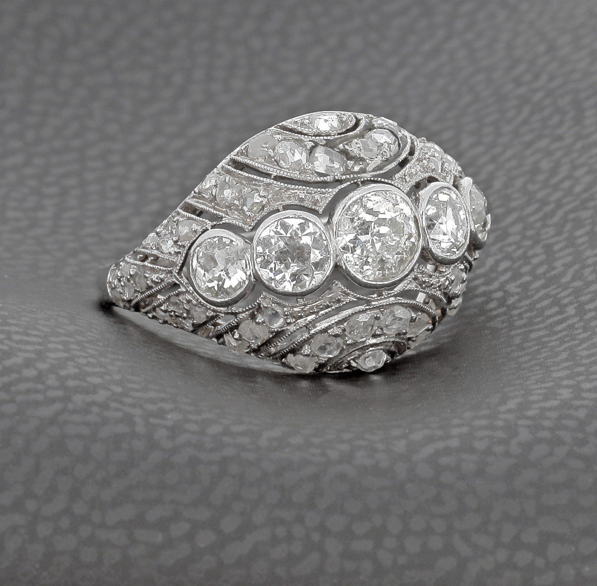 Bague Dôme Année 1930 En Platine -B10022