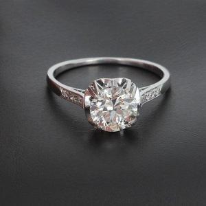 Solitaire Platine Présentant Un Diamant Demi-taille De 1,35 Ct Environ Et 6 Diamants - B10357