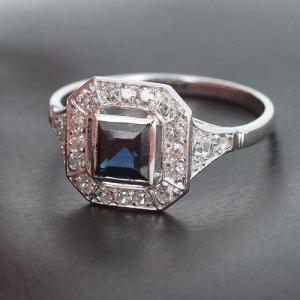 750‰ White Gold And Platinum Ring Featuring A Verneuil Sapphire And Diamonds - B10500