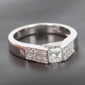  Korloff Solitaire In 750 ‰ White Gold Princess Diamond Enhanced With Round Cut Diamonds -b10524