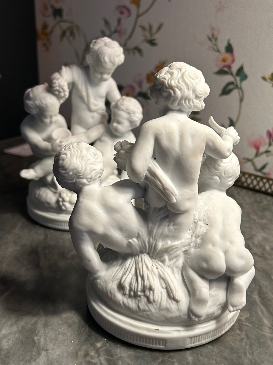 Paire De Groupe En Biscuit Figurant 3 Putti Incarnant Les Saisons-photo-1