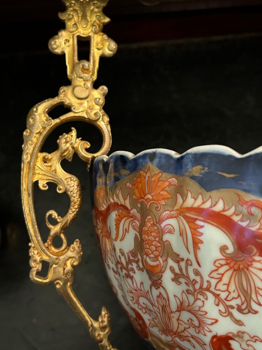 Large Polylobed Imari Porcelain Cup Mounted In Golden Metal-photo-3