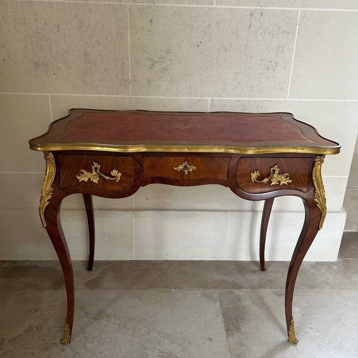 Bureau De Dame Ou De Salon toutes faces, en marqueterie De Style Louis XV D’époque XIXe.