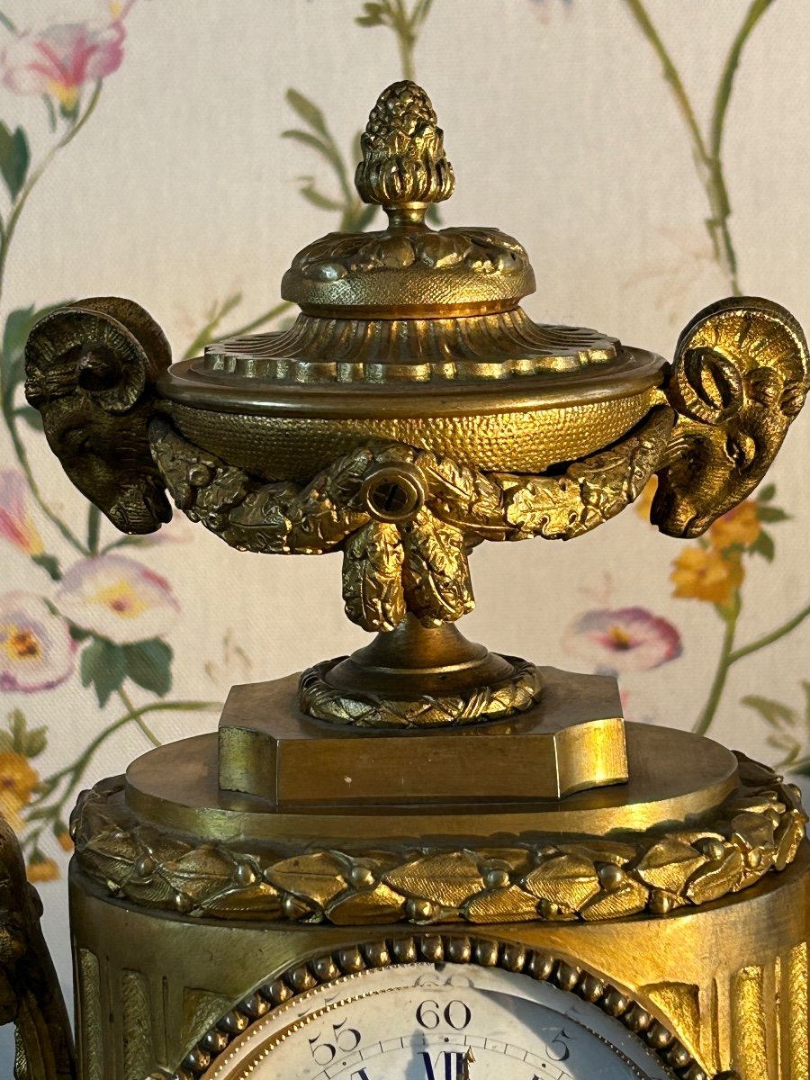 Petite Pendule De Style Louis XVI Aux « oiseaux Célébrant L’amour » En Bronze Doré.-photo-4