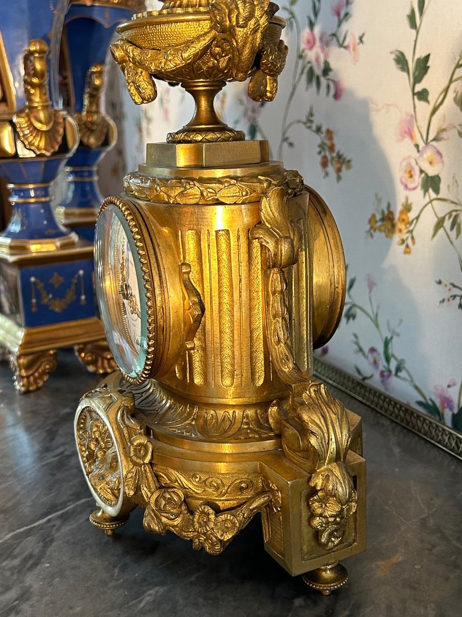 Petite Pendule De Style Louis XVI Aux « oiseaux Célébrant L’amour » En Bronze Doré.-photo-1