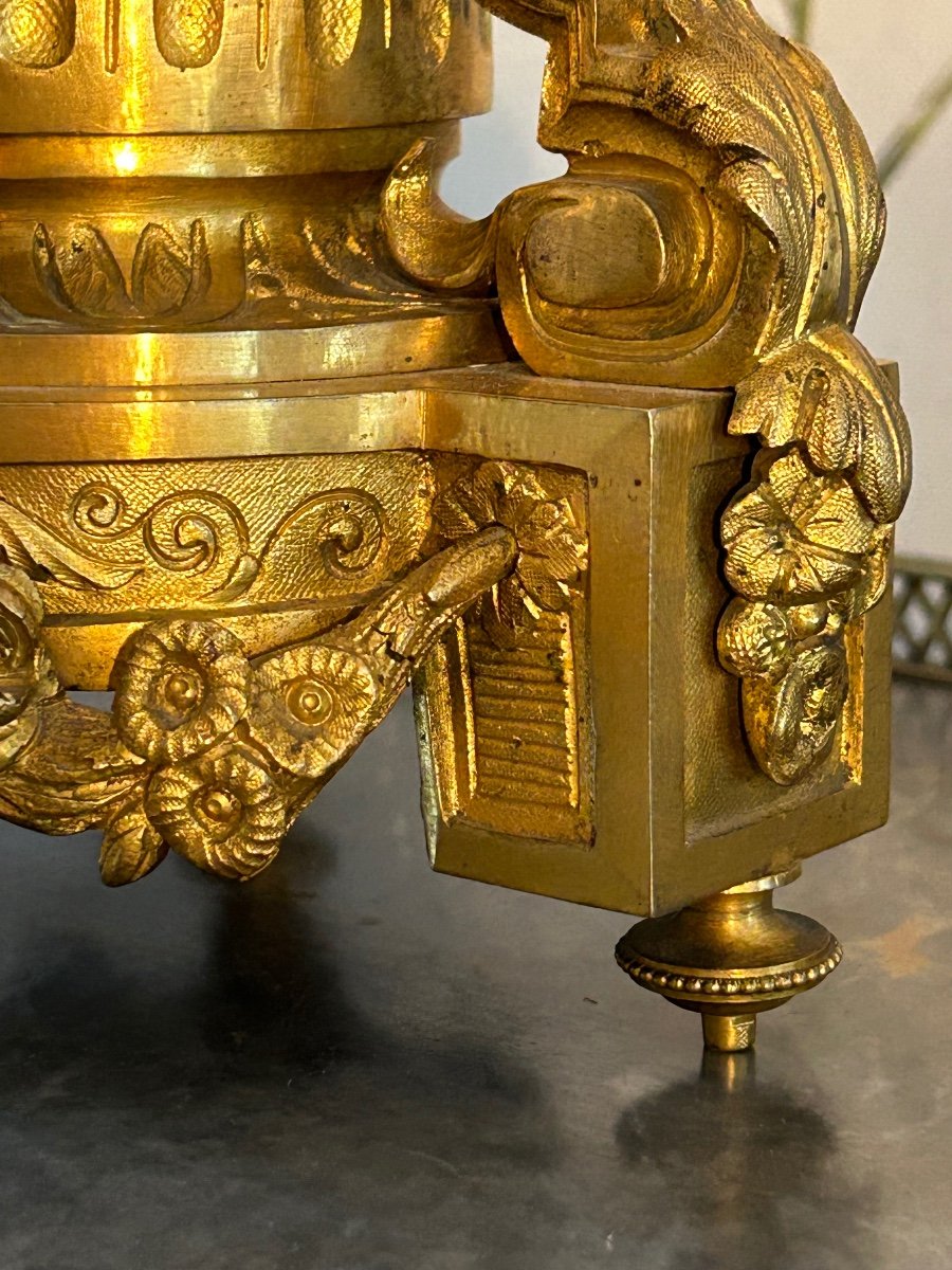 Petite Pendule De Style Louis XVI Aux « oiseaux Célébrant L’amour » En Bronze Doré.-photo-4