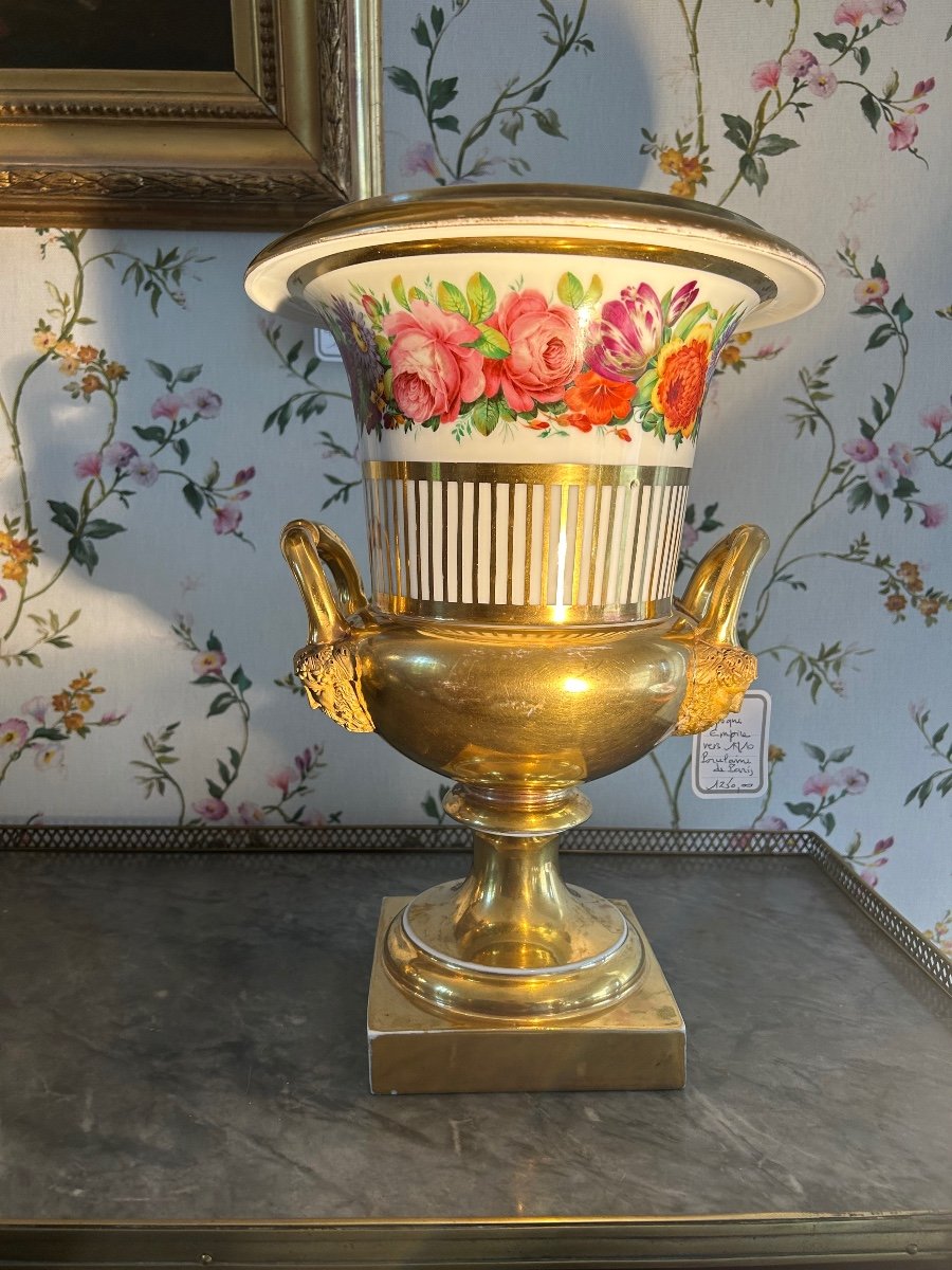 Vase De Forme « médicis » D’epoque Empire En Porcelaine De Paris