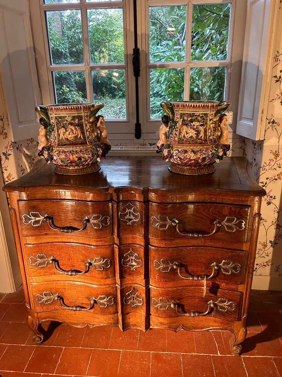 Commode En Chêne D’époque Louis XV, Aux Belles Ferronneries D’acier 