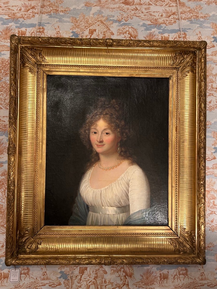 Portrait De Jeune Femme D’époque Empire Dans Son Encadrement Doré