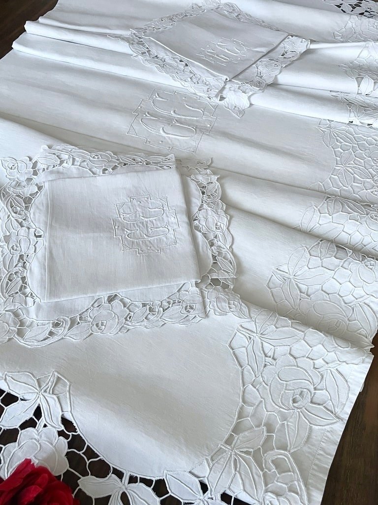 Ensemble Drap Et Taies d'Oreiller En Fil De Lin Brodés Renaissance à Décor De Roses - Vers 1900