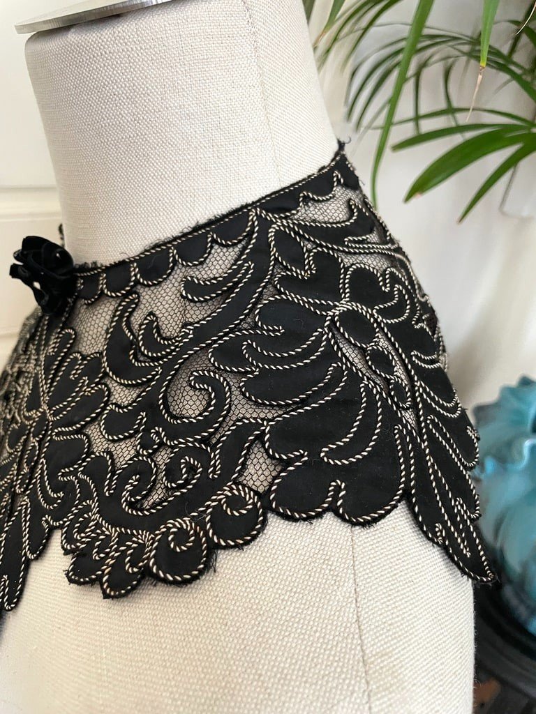 Grand Col en Tulle de Coton Appliqué d'un Décor en Mousseline de Soie Noire - Fin XIXème -photo-2