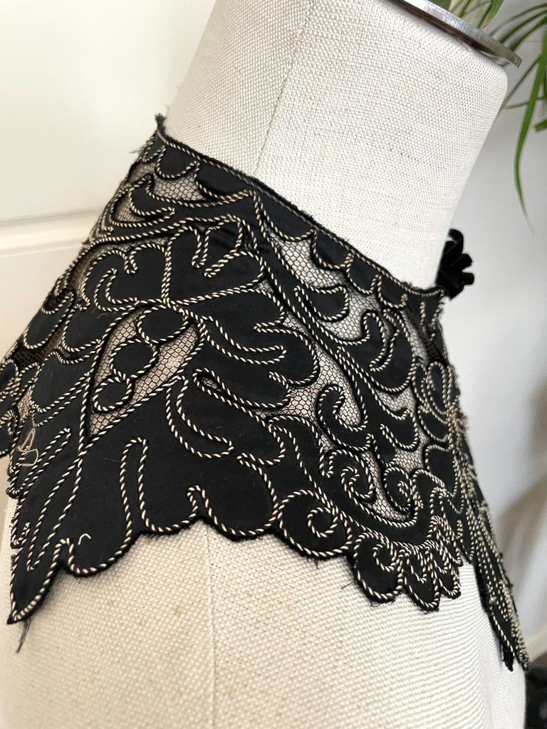 Grand Col en Tulle de Coton Appliqué d'un Décor en Mousseline de Soie Noire - Fin XIXème -photo-4