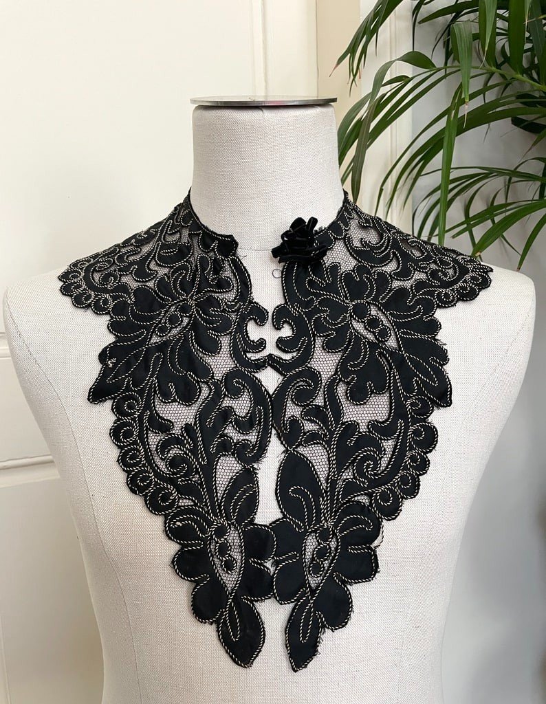 Grand Col en Tulle de Coton Appliqué d'un Décor en Mousseline de Soie Noire - Fin XIXème 