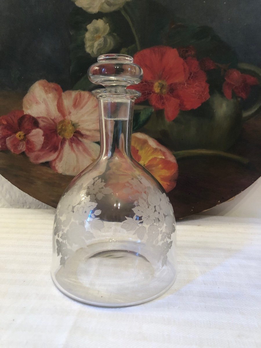 Carafe à Vin En Verre, Gravée D Un Bouquet De Fleurs 