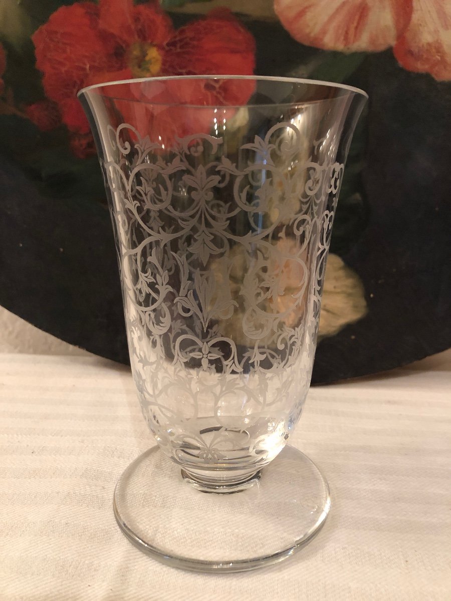 Grand Verre à Pied, Ou Vase En Cristal De Baccarat. Ciselé Et Signé. 