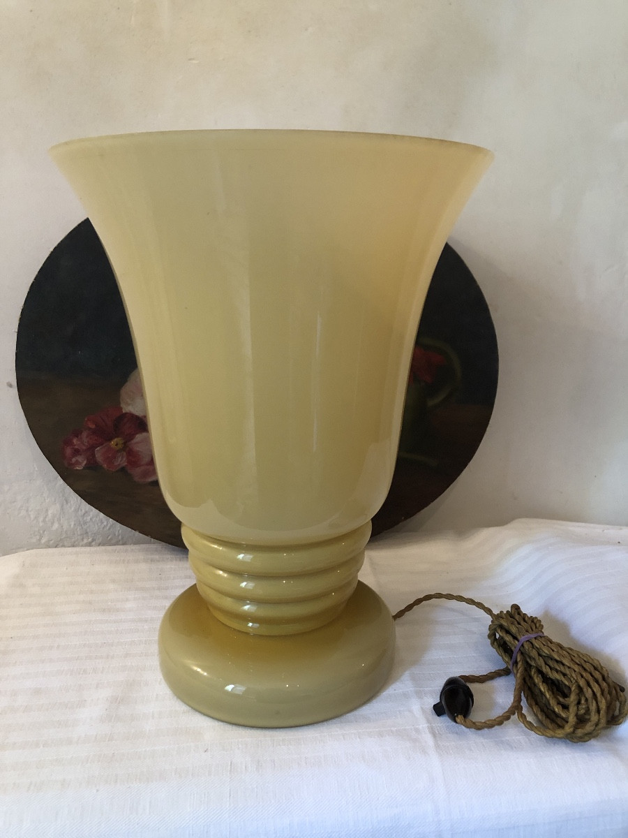 Lampe De Bureau En Opaline Art Déco. Forme Tulipe