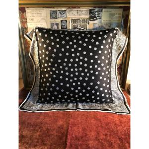 Coussin En Soie, Dos En Flanelle De Laine Noir. 50 X 50 