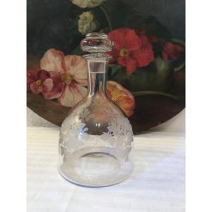 Carafe à Vin En Verre, Gravée D Un Bouquet De Fleurs 