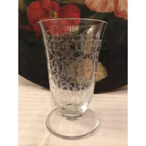 Grand Verre à Pied, Ou Vase En Cristal De Baccarat. Ciselé Et Signé. 