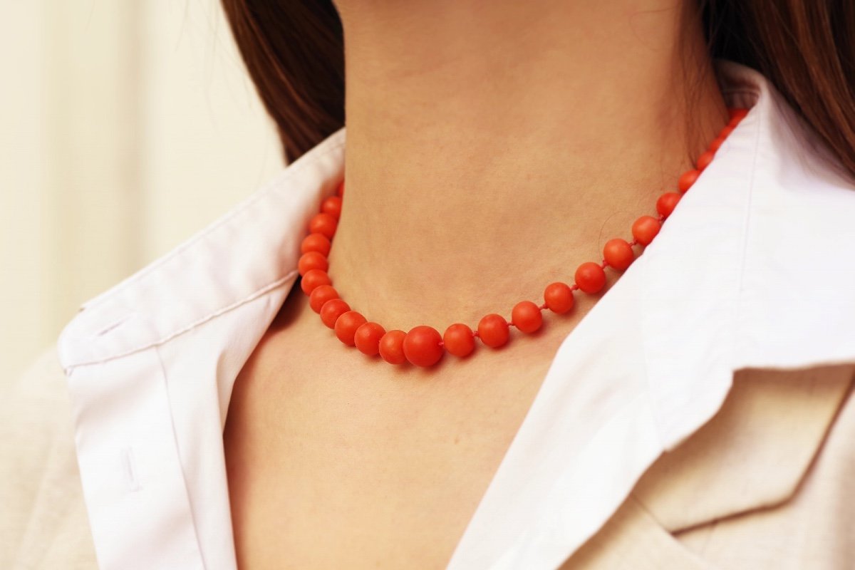 Edwardian Coral Choker Necklace On Silk Thread, Gold Clasp, Coral Pearls, Antique Jewelry-photo-3