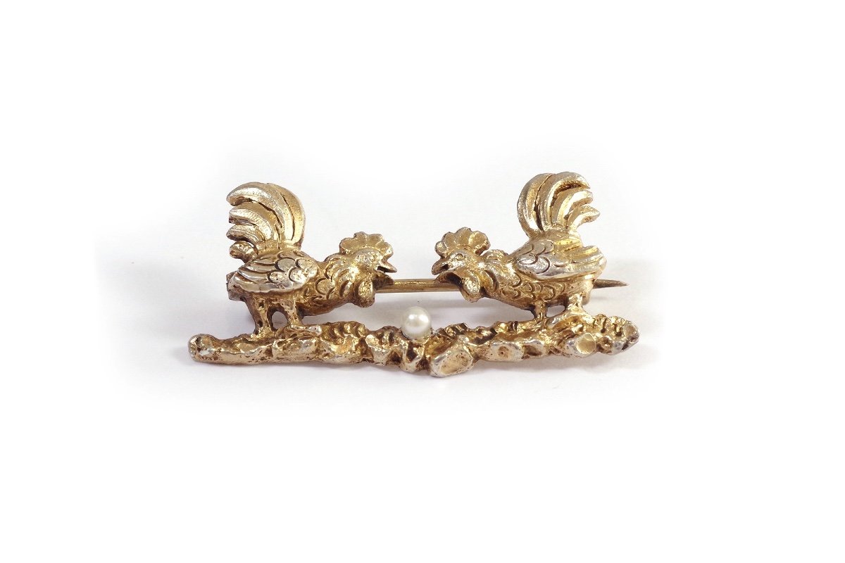 Victorian Rooster Brooch In Gilt Silver, Natural Pearl, Representing An Egg, Roosters Fighting-photo-2