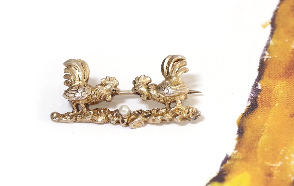 Victorian Rooster Brooch In Gilt Silver, Natural Pearl, Representing An Egg, Roosters Fighting