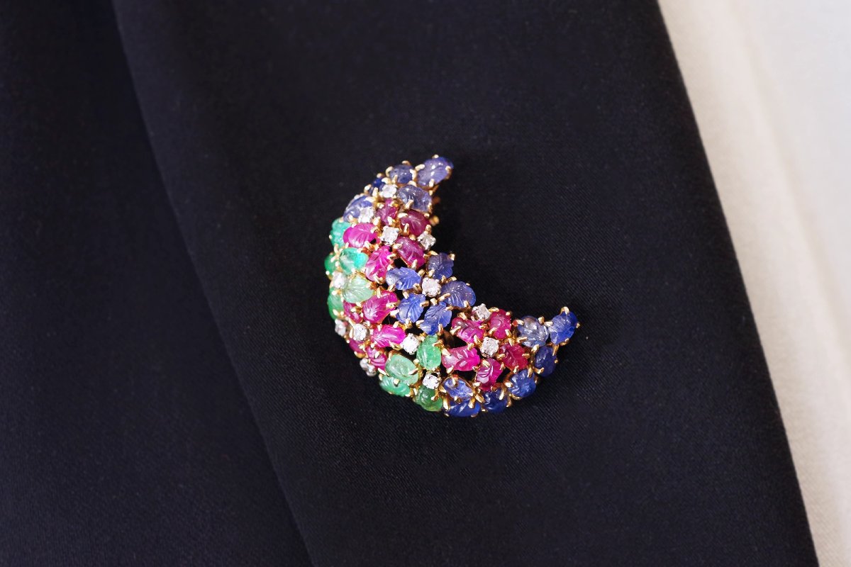 Clip De Revers Art Deco Tutti Frutti En Or Et Platine, Saphir, Emeraude, Rubis-photo-2