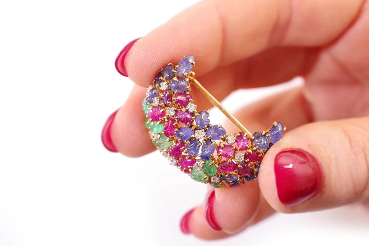 Clip De Revers Art Deco Tutti Frutti En Or Et Platine, Saphir, Emeraude, Rubis-photo-3