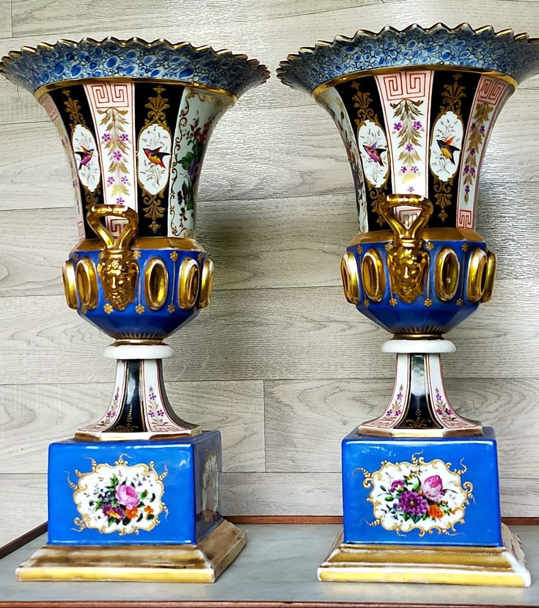 Paire De Vases Médicis En Porcelaine De Paris Décor Oiseaux Charles X 