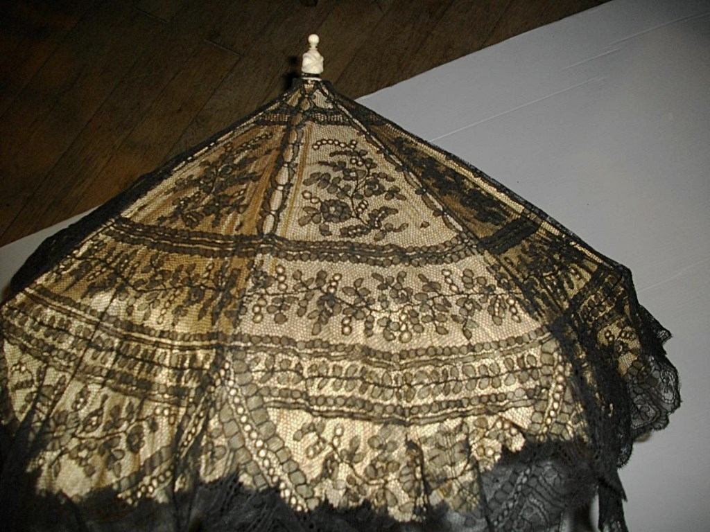 Silk Parasol And Carved Ivory Handle Beading-photo-2