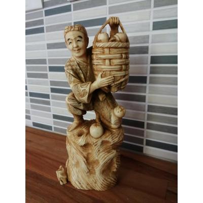 Sculpture En Ivoire Homme Au Panier De Fruits 