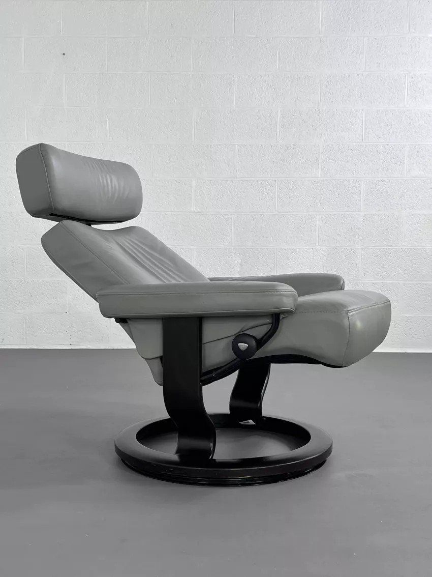 Fauteuil Relax Et Son Repose -pieds En Bois Et Cuir Collection Orion Pour Stressless Ekornes-photo-7