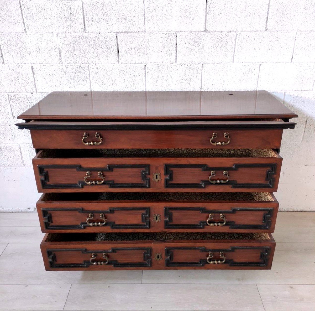 Emilian Walnut Chest Of Drawers, Early 18th Century.-photo-4