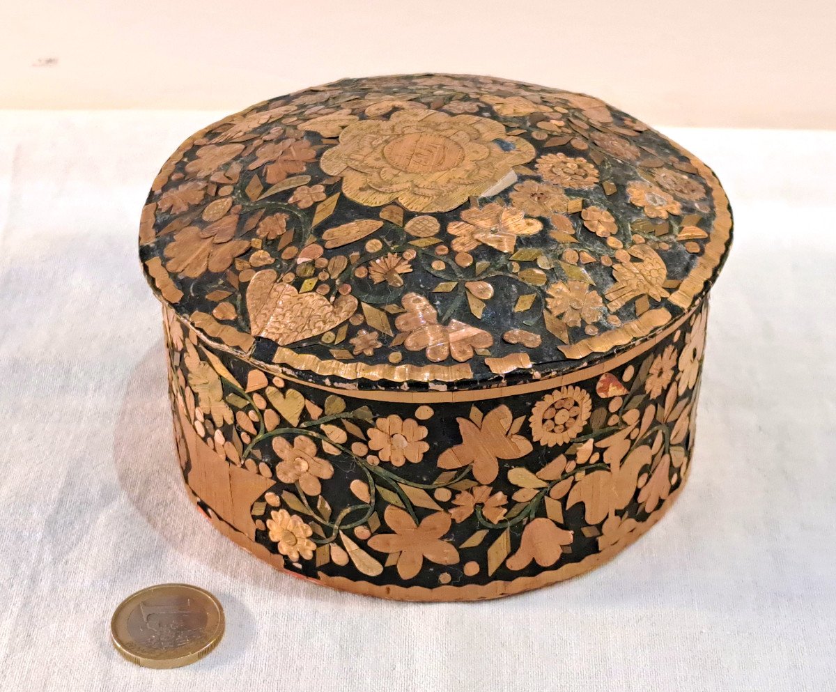 18th Century Round Straw Marquetry Box With Flower Decor-photo-2