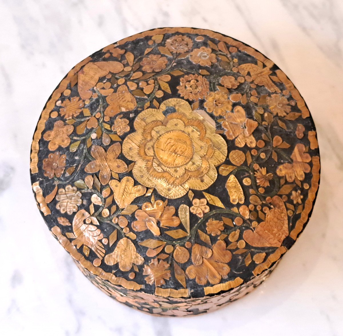 18th Century Round Straw Marquetry Box With Flower Decor-photo-3