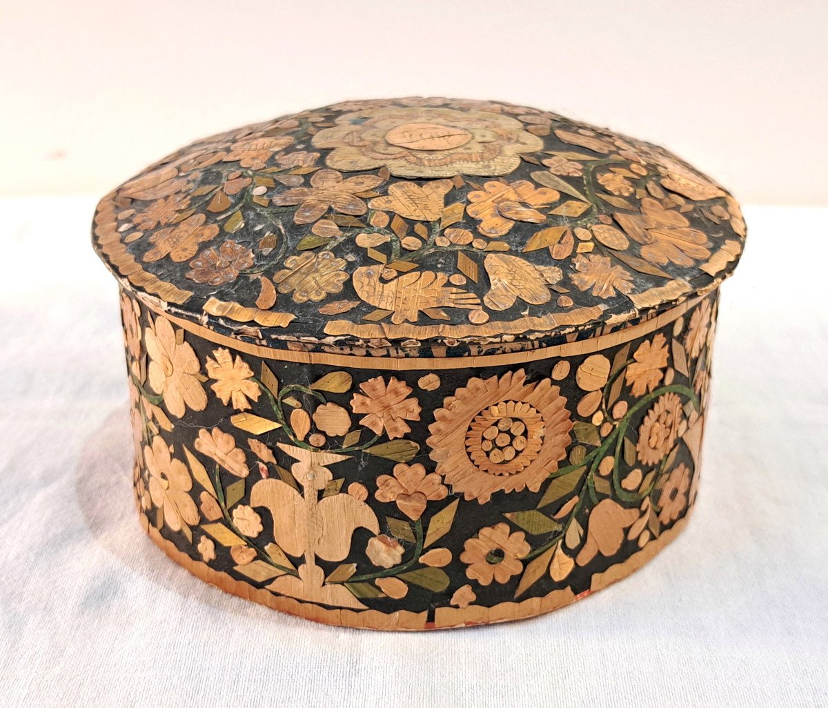 18th Century Round Straw Marquetry Box With Flower Decor-photo-4