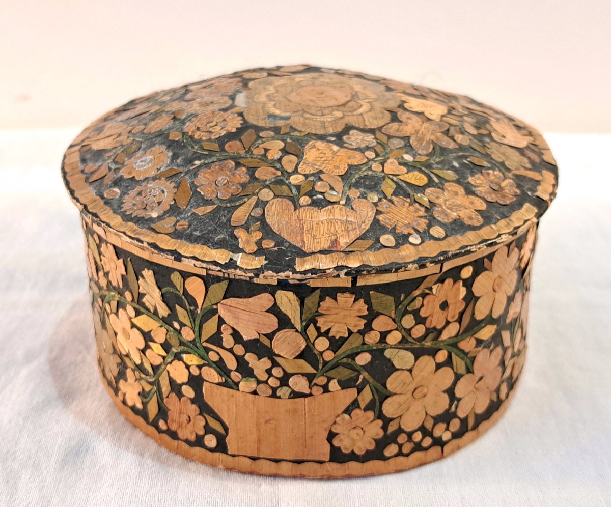 18th Century Round Straw Marquetry Box With Flower Decor-photo-1