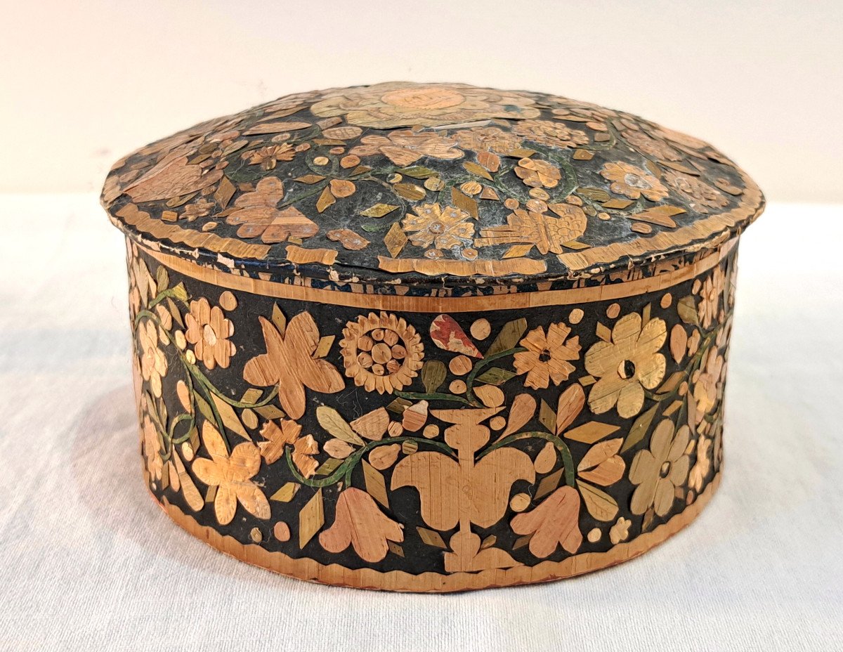 18th Century Round Straw Marquetry Box With Flower Decor-photo-2