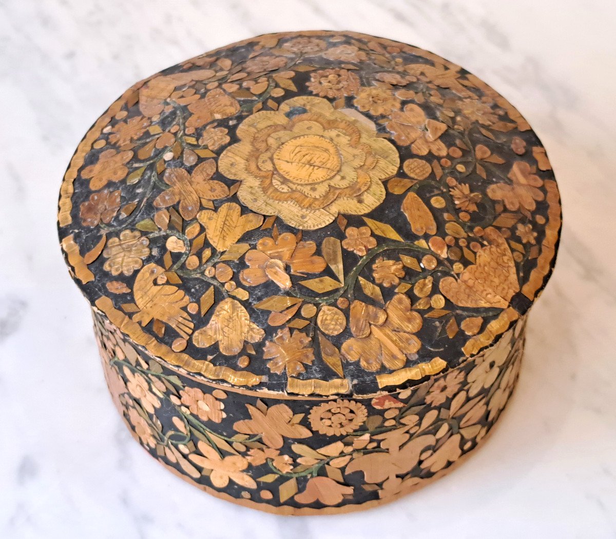 18th Century Round Straw Marquetry Box With Flower Decor